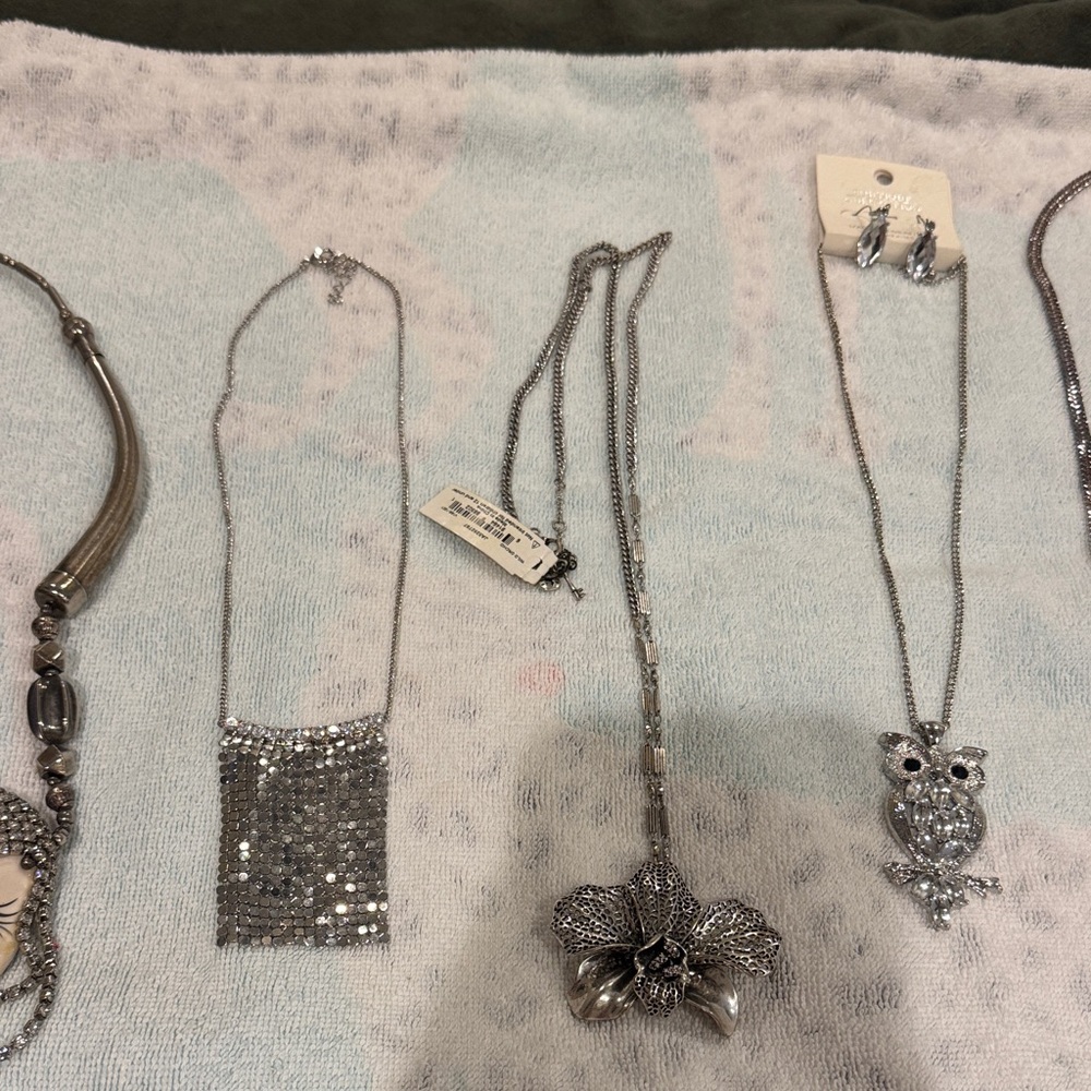 7 Statement Necklaces - image 3